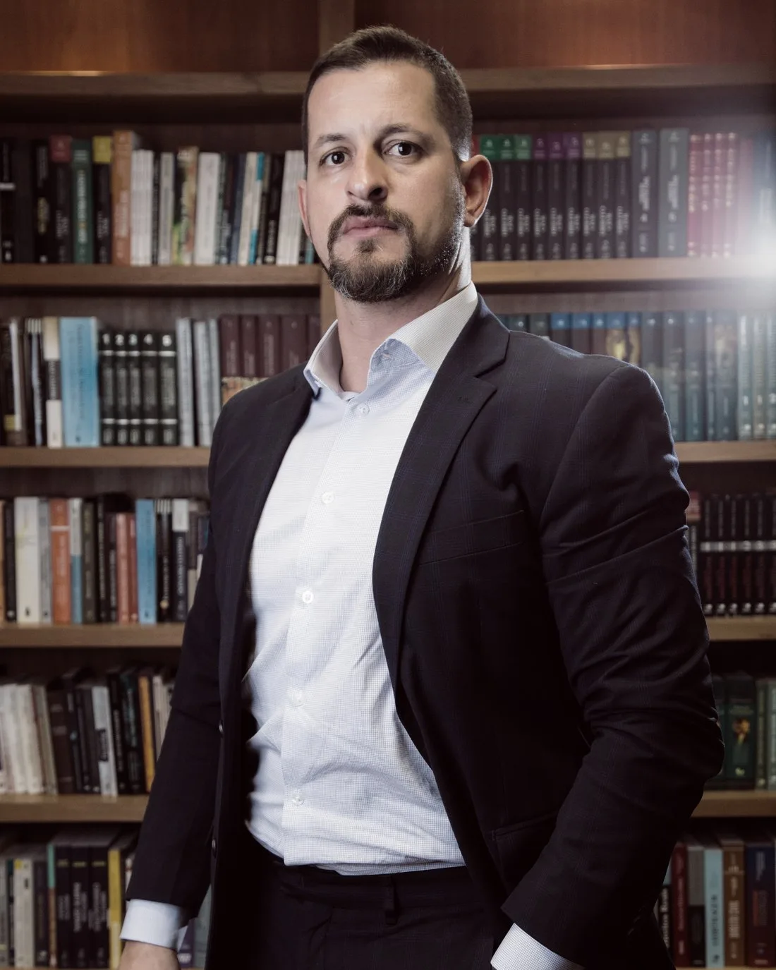 Pablo Arruda em uma biblioteca jurídica